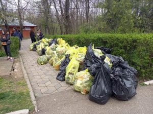 Foto /Exploratorii au făcut curățenie în Crâng împreună cu elevi  ai Școlii Gimnaziale Nr. 7 din Buzău