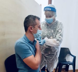 Prefectul Iordache s-a vaccinat vineri cu AstraZeneca. Ce s-a întâmplat la centrul de vaccinare de pe Bălcescu