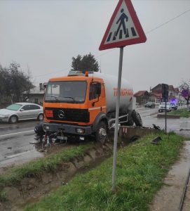 UPDATE Cisternă cu GPL ieșită în afara șoselei pe DN10, în Cislău, în urma coliziunii cu un autotursim. Trafic deviat